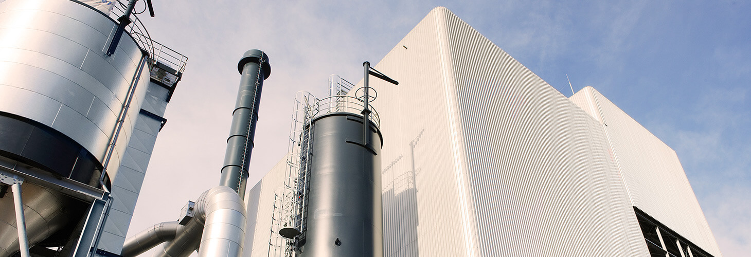 Silo, Abgasreinigung und Kesselhaus eines Biomasse-Heizkraftwerks der FUG